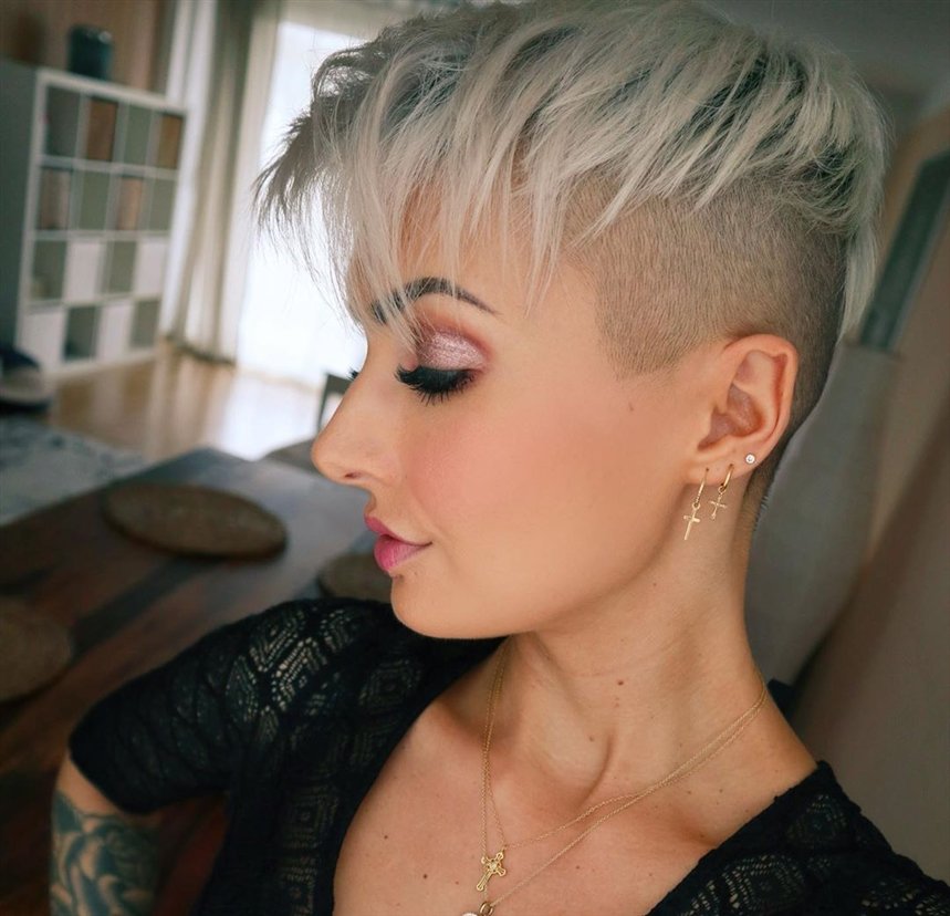 Зачіски та стрижки, які повнять: фото