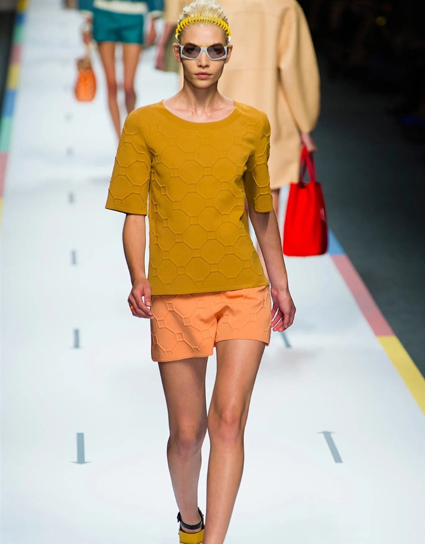 Поєднання жовтого кольору в одязі: поради стилістів