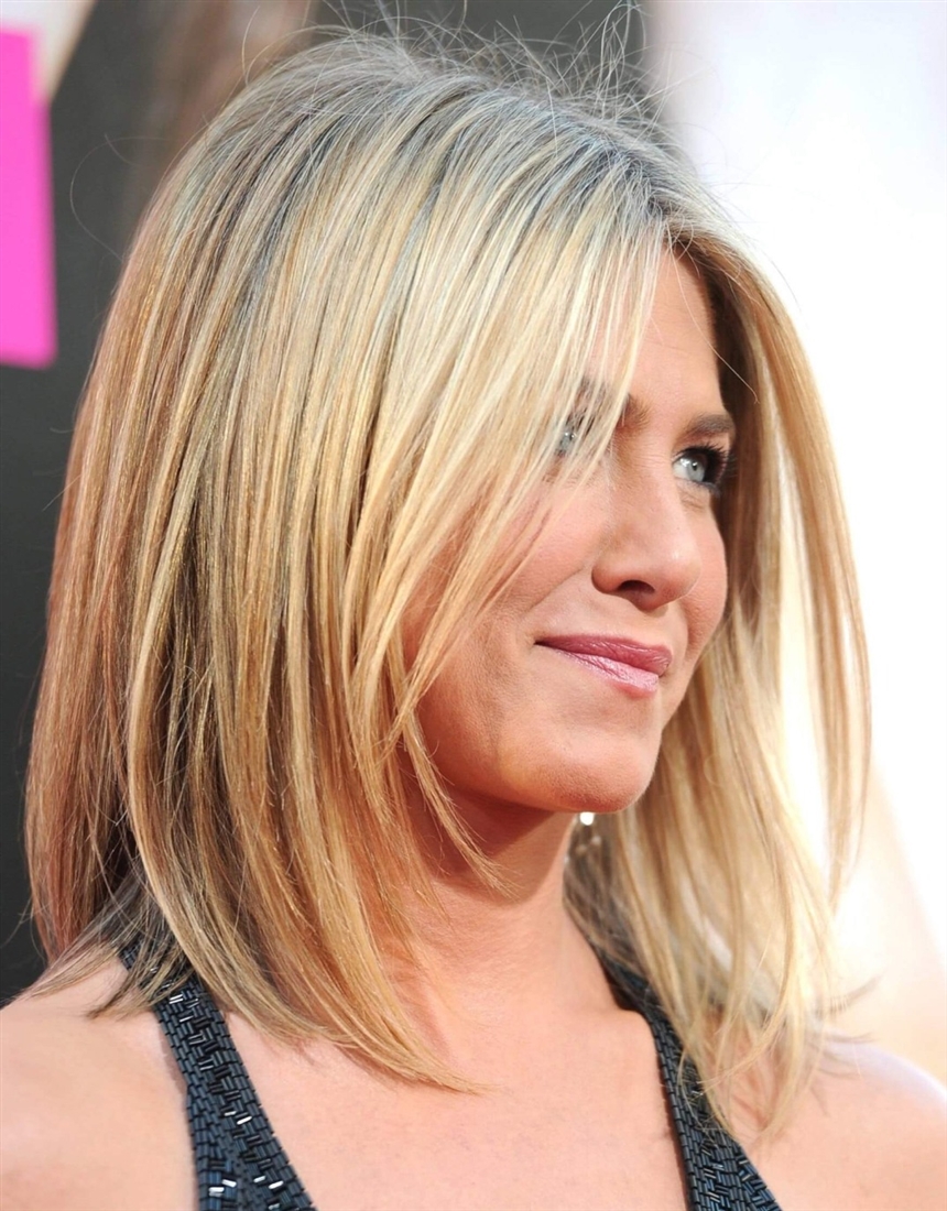 Стрижки для зрілих жінок на пряме волосся: фото