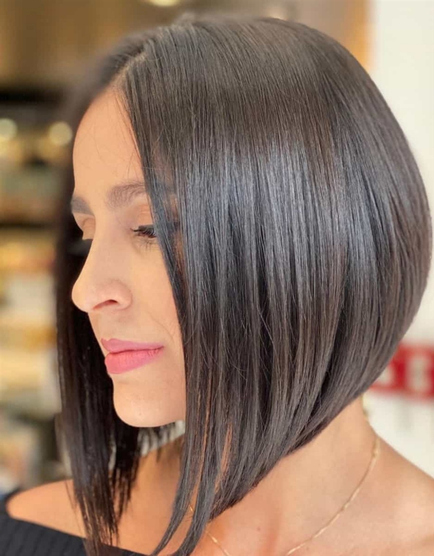 Стрижки для зрілих жінок на пряме волосся: фото