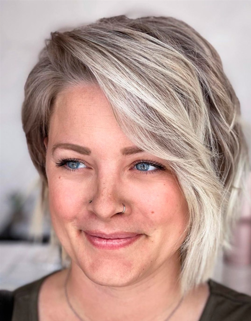 Стрижки для зрілих жінок на пряме волосся: фото