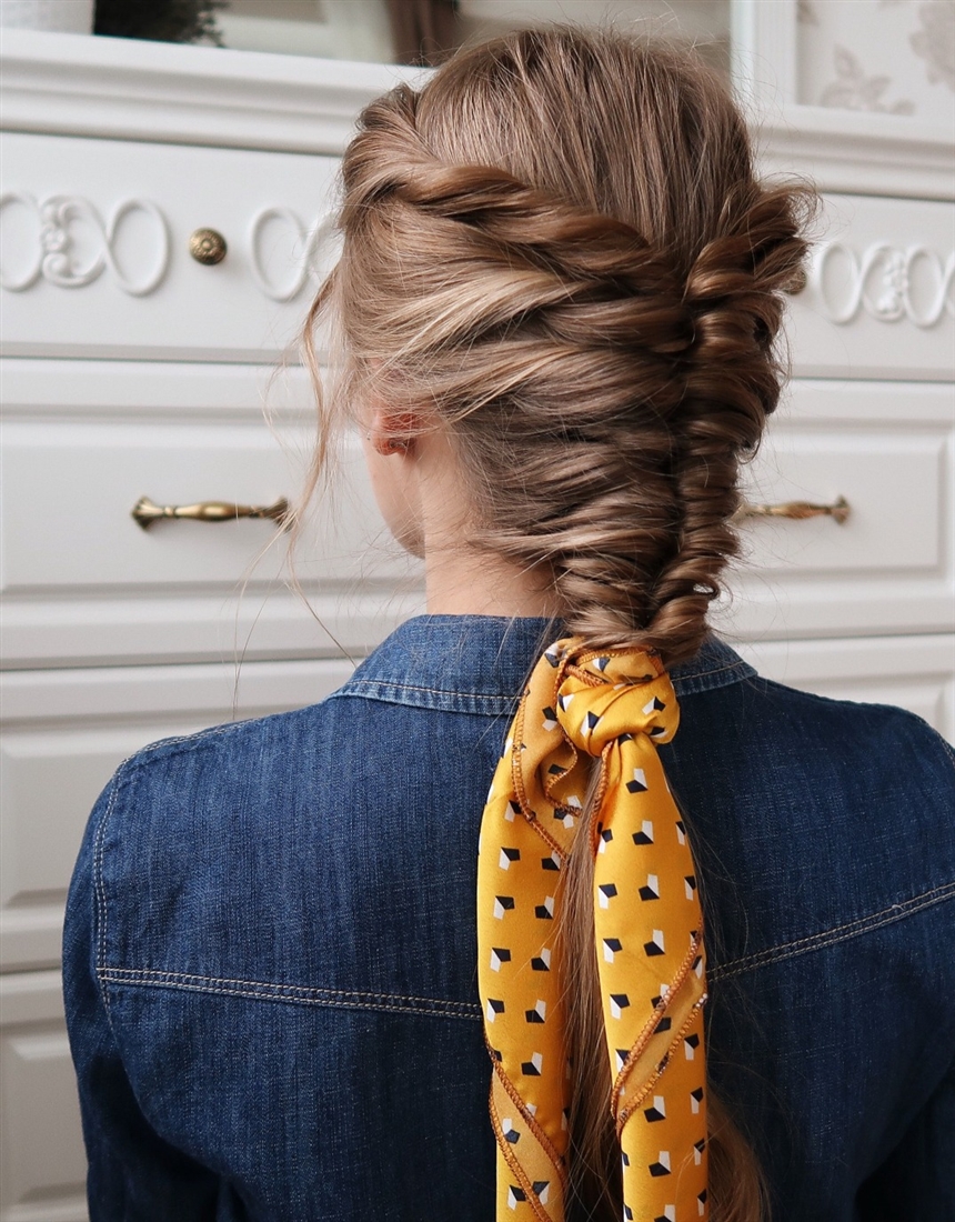 Тайтл: Модні зачіски з хусткою 2022: ідеї, фото