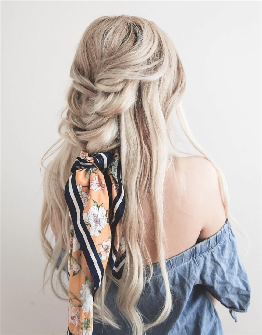 Тайтл: Модні зачіски з хусткою 2022: ідеї, фото