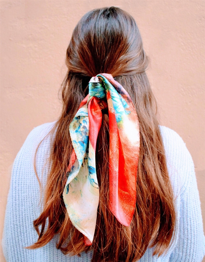 Тайтл: Модні зачіски з хусткою 2022: ідеї, фото