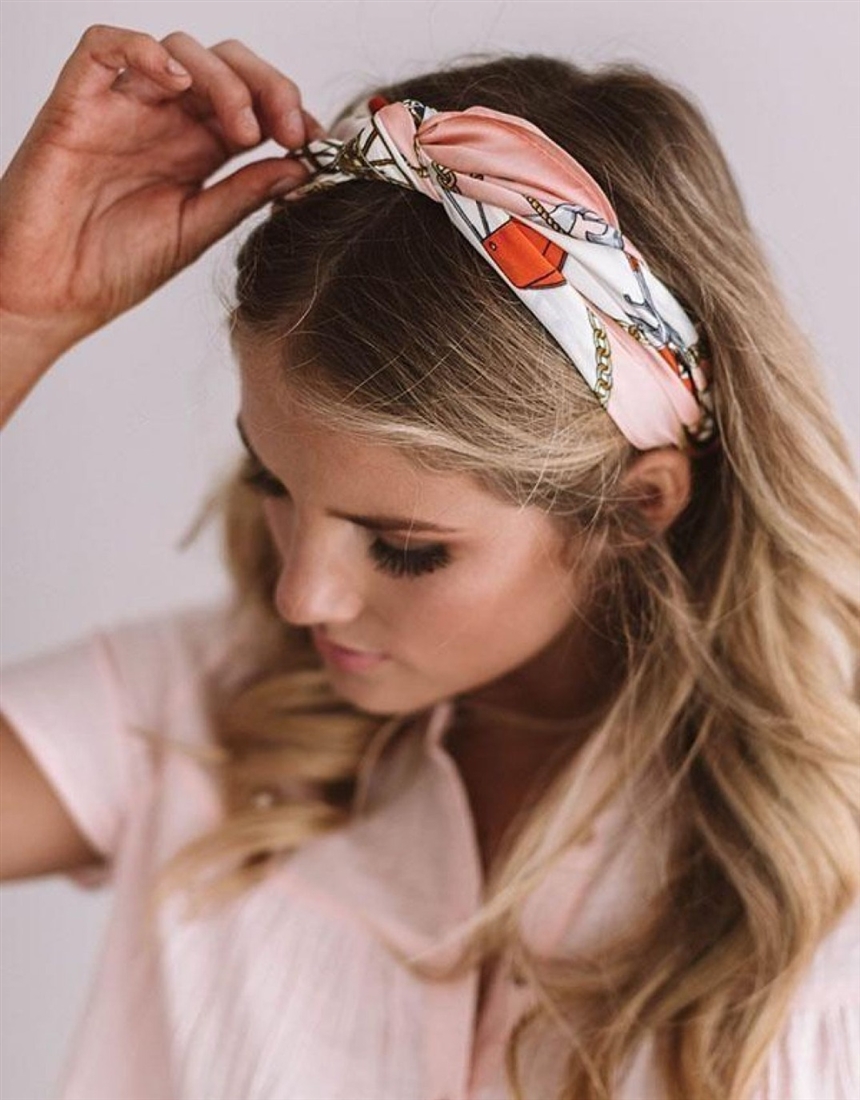 Тайтл: Модні зачіски з хусткою 2022: ідеї, фото