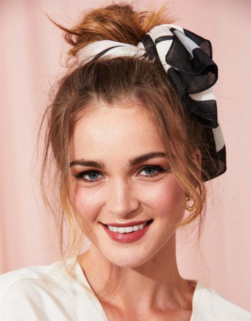 Тайтл: Модні зачіски з хусткою 2022: ідеї, фото