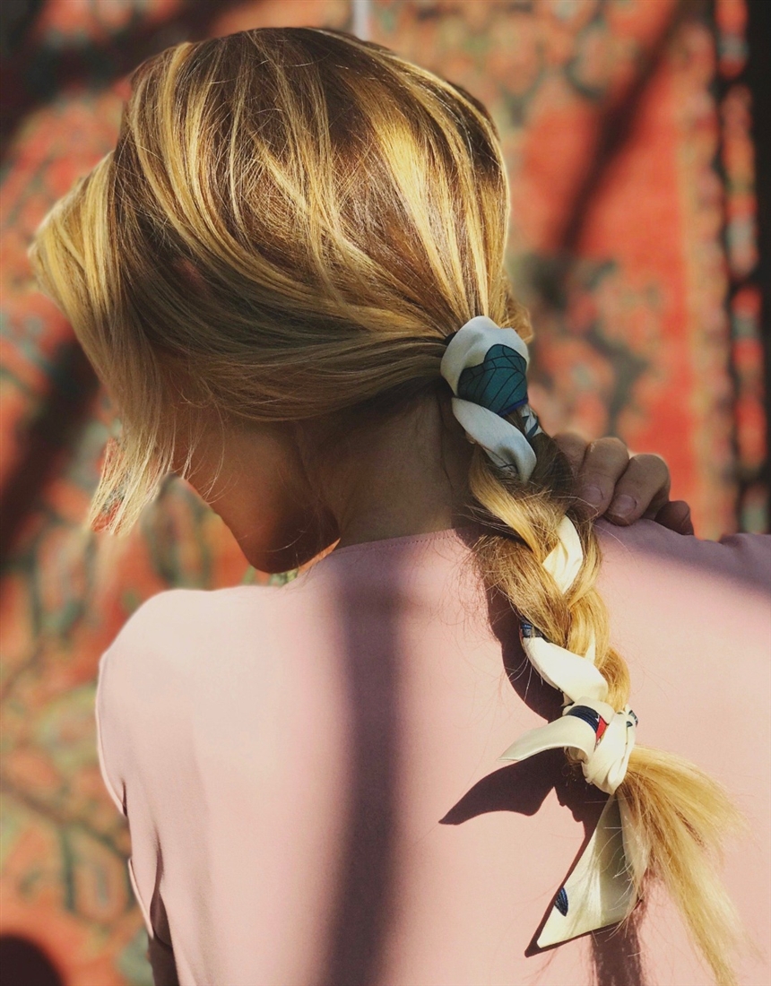 Тайтл: Модні зачіски з хусткою 2022: ідеї, фото