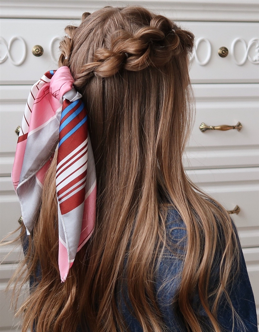 Тайтл: Модні зачіски з хусткою 2022: ідеї, фото