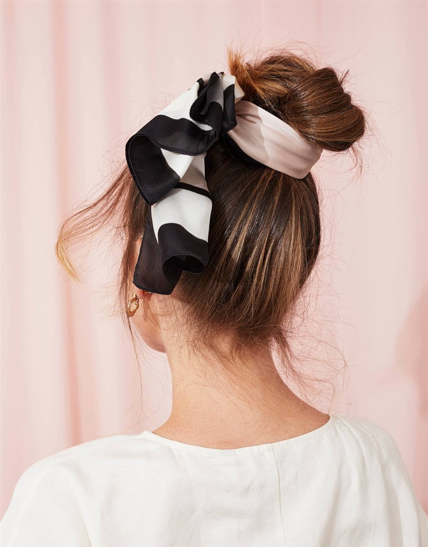 Тайтл: Модні зачіски з хусткою 2022: ідеї, фото