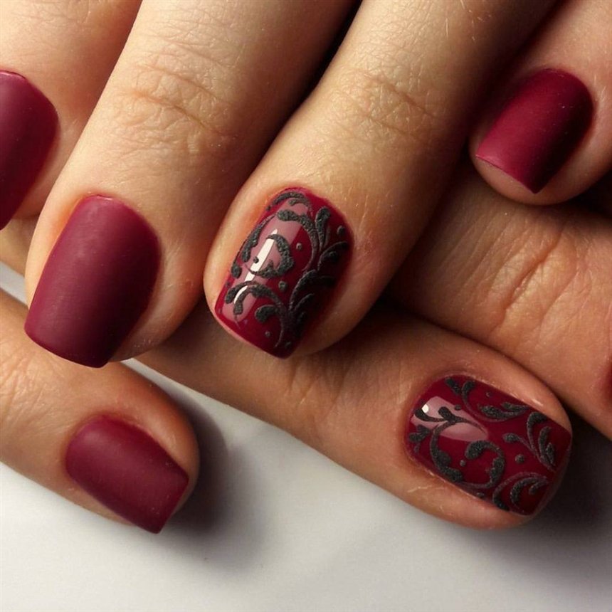 Бордовий манікюр 2022: модні тенденції, фото