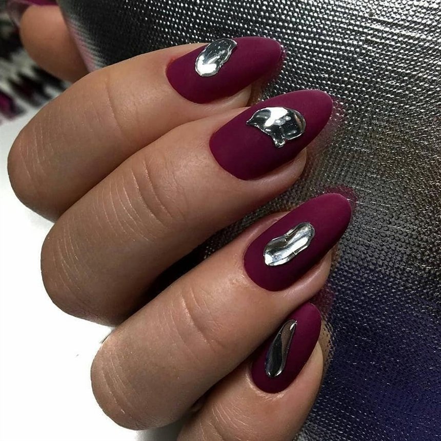 Бордовий манікюр 2022: модні тенденції, фото
