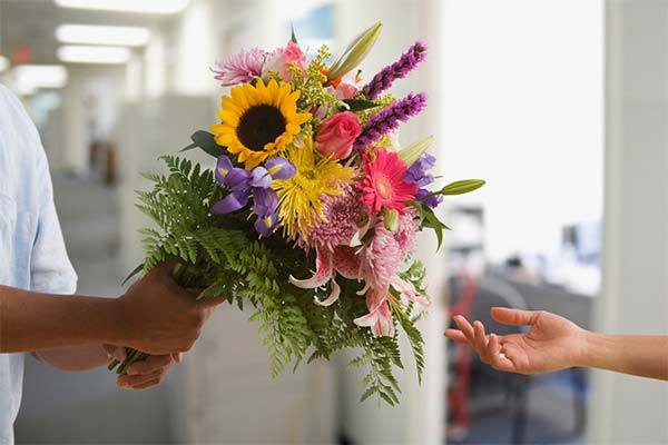 До чого сниться букет квітів жінці чи чоловікові — 58 тлумачень із різних сонників.