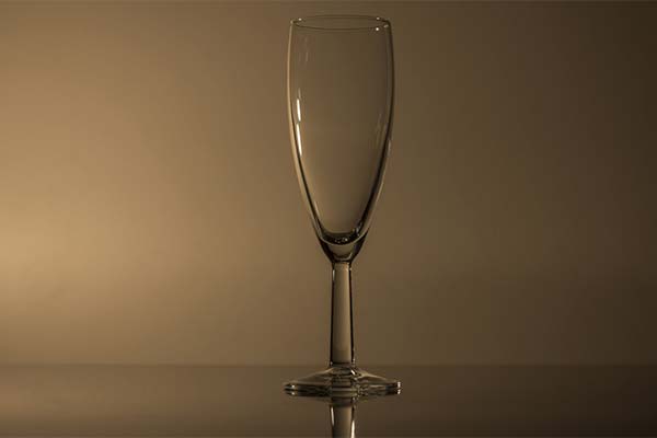 До чого сниться розбитий чи тріснутий келих — 50 тлумачень із різних сонників.