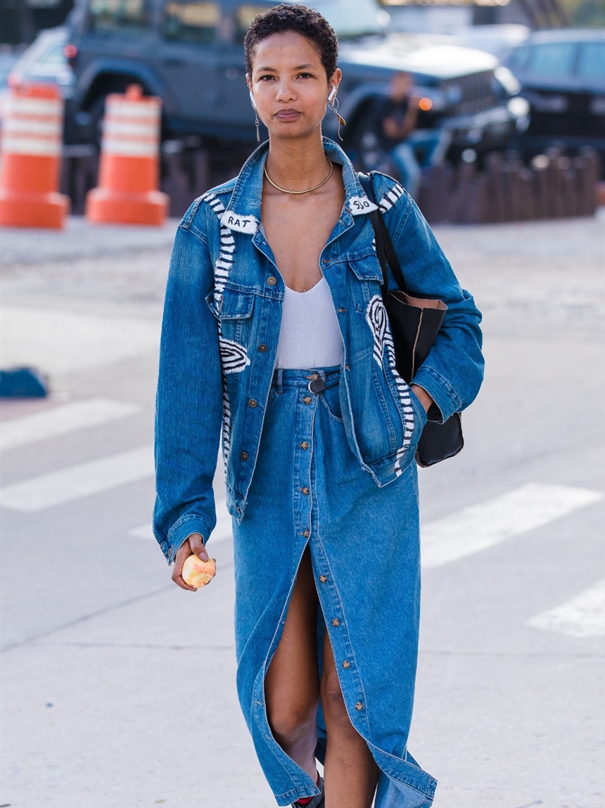 Як і з чим модно носити джинсові спідниці у 2022 році: ідеї