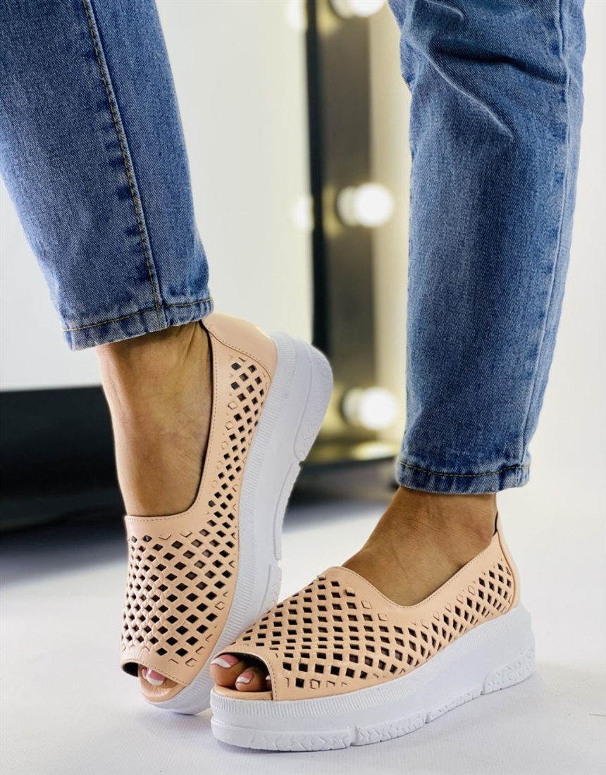 Модні сліпери 2022: тренди сезону