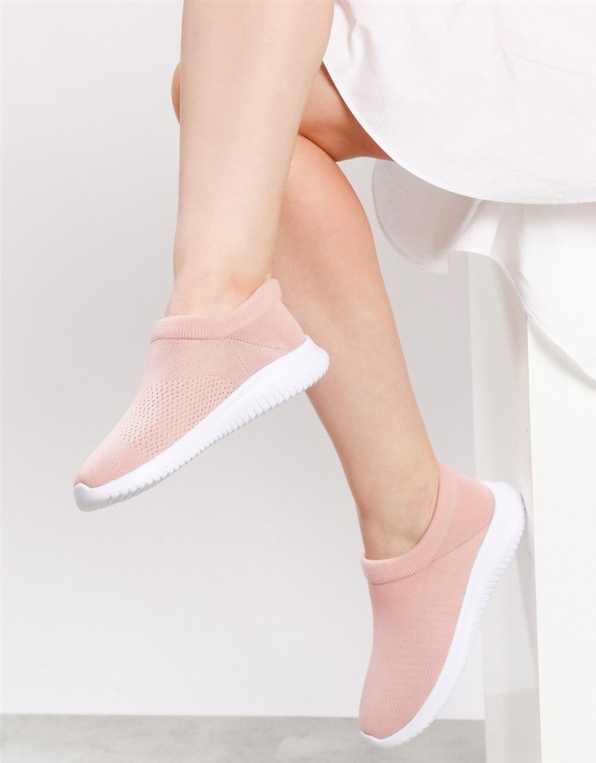 Модні сліпери 2022: тренди сезону