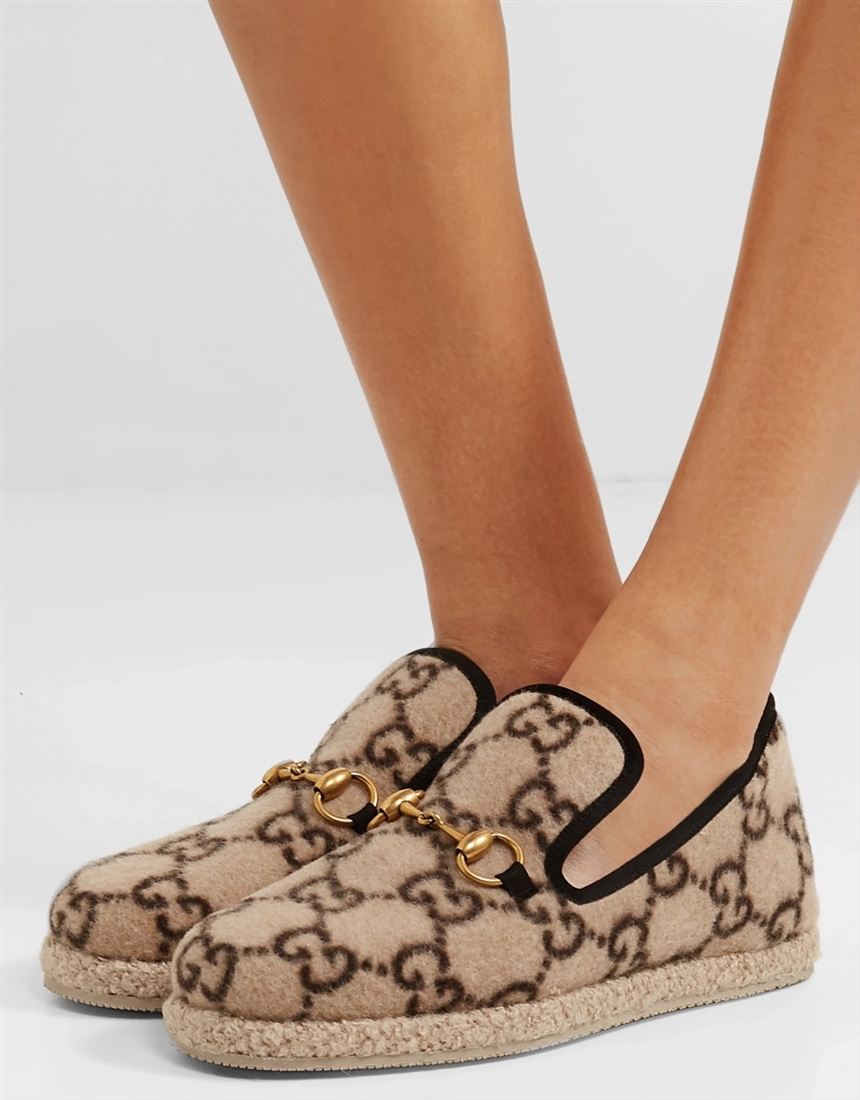 Модні сліпери 2022: тренди сезону