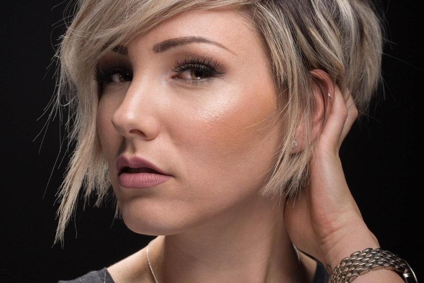 Модні стрижки з чубчиком, які молодять: фото