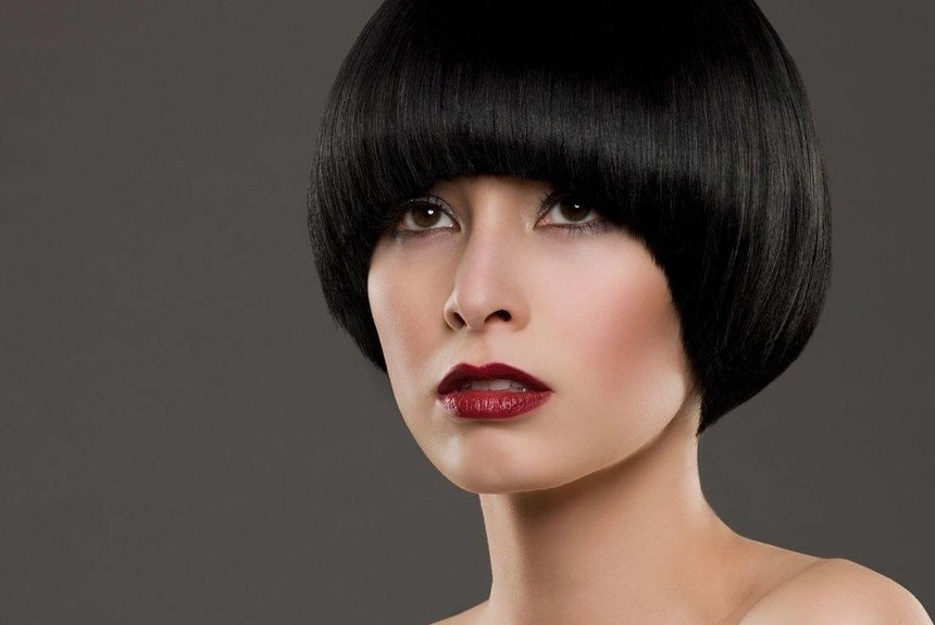 Модні стрижки з чубчиком, які молодять: фото