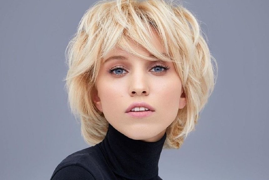 Модні стрижки з чубчиком, які молодять: фото