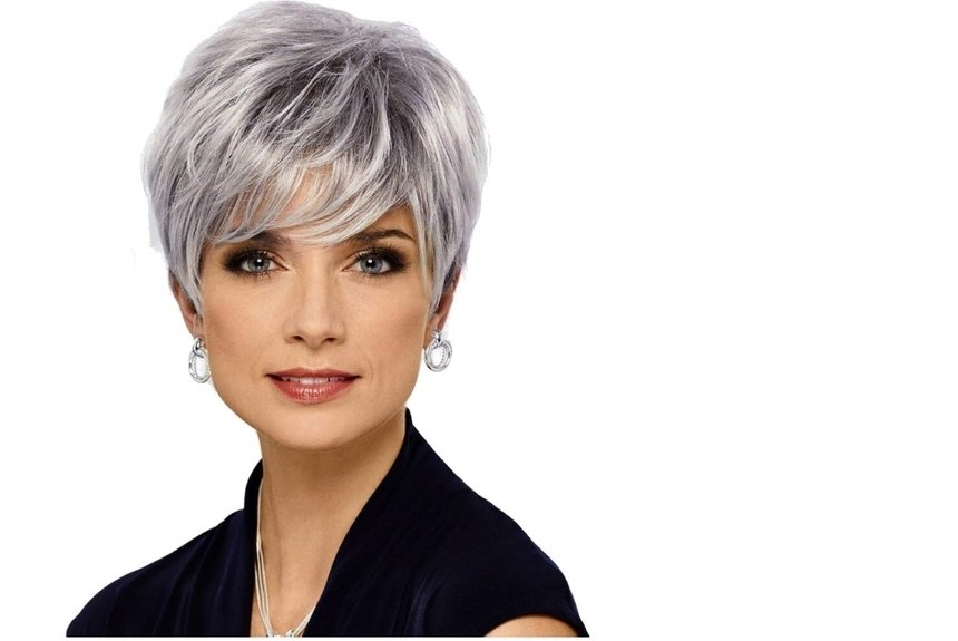 Модні стрижки з чубчиком, які молодять: фото