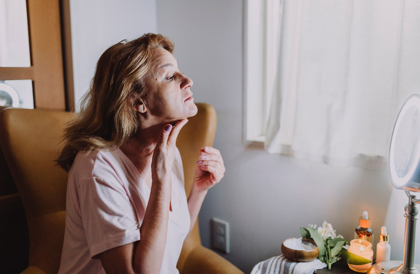 Наносити нічний крем прямо перед сном, використовувати маску замість крему та ще дев'ять помилок щодо догляду за собою, які ми робимо