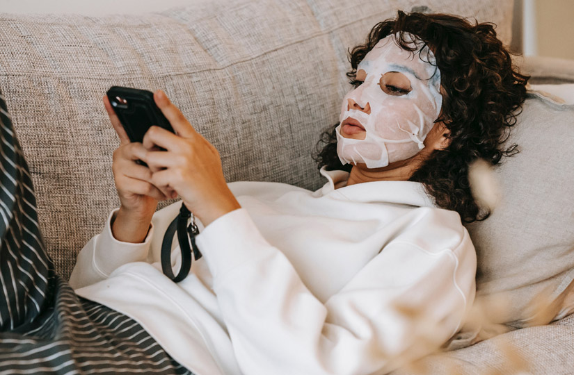 Наносити нічний крем прямо перед сном, використовувати маску замість крему та ще дев'ять помилок щодо догляду за собою, які ми робимо