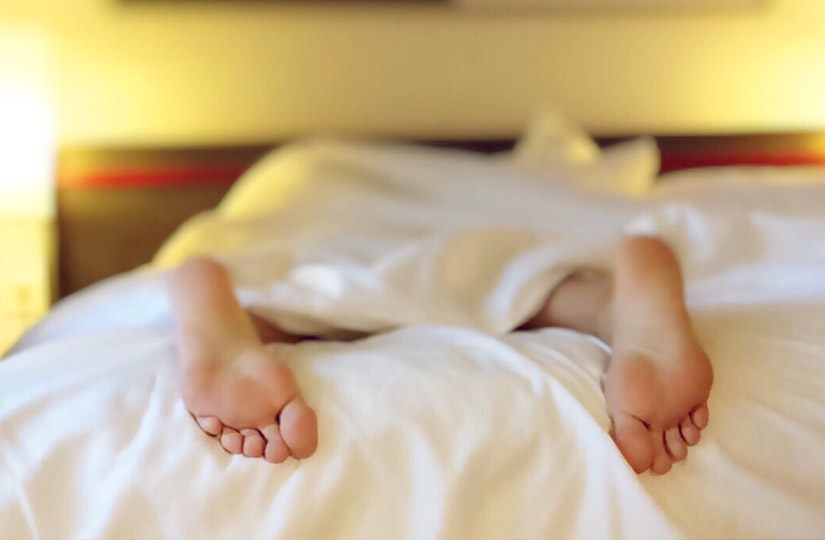 Наносити нічний крем прямо перед сном, використовувати маску замість крему та ще дев'ять помилок щодо догляду за собою, які ми робимо