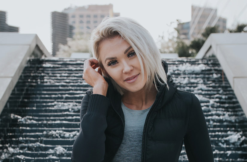 Ні - розпатланим хвостам, так - акуратної симетрії. Стиліст назвала стрижки та зачіски, які будуть у моді навесні-2022