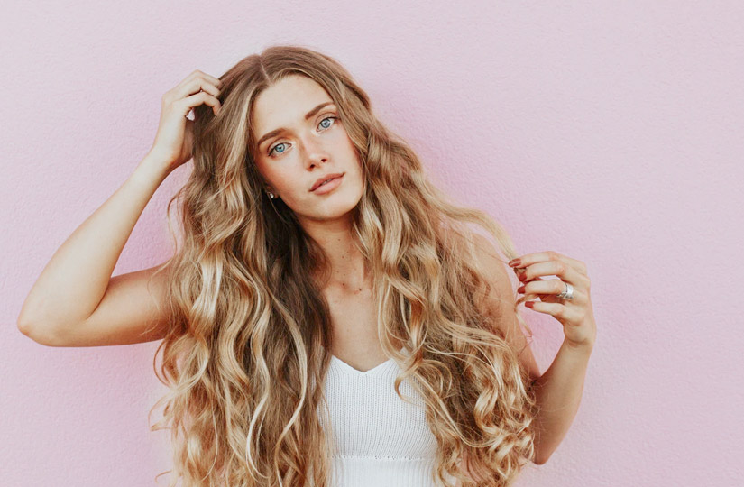 Ні - розпатланим хвостам, так - акуратної симетрії. Стиліст назвала стрижки та зачіски, які будуть у моді навесні-2022