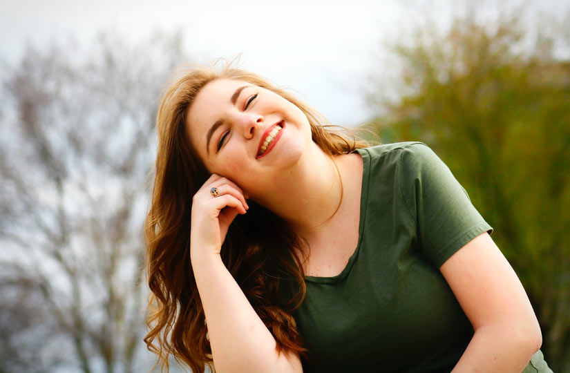 Від довгих і кучерявих до сивих: як доглядати різні типи волосся, а також сім універсальних порад для тих, хто мріє про локони «як у рекламі»