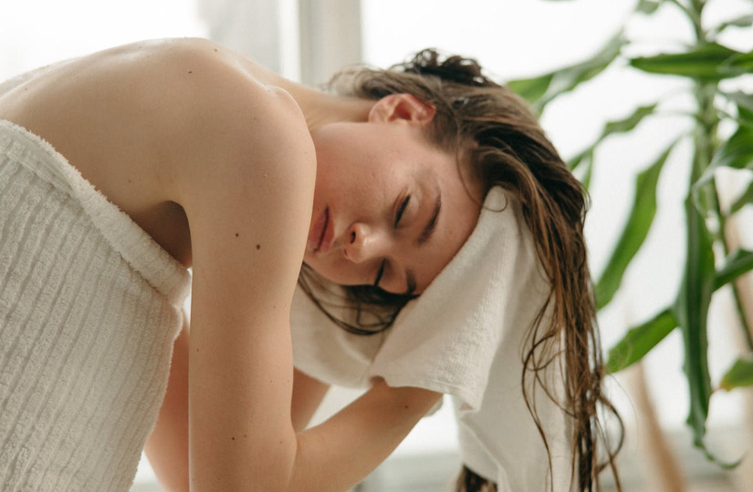 Від пілінгу до правильного рушника: сім перевірених способів швидко відростити довге та здорове волосся