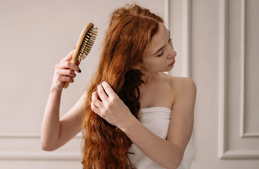 Від пілінгу до правильного рушника: сім перевірених способів швидко відростити довге та здорове волосся