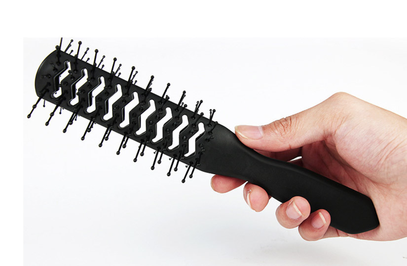 Скільки гребінців має бути в арсеналі жінки, які краще вибрати і як часто їх потрібно міняти: слово стилісту