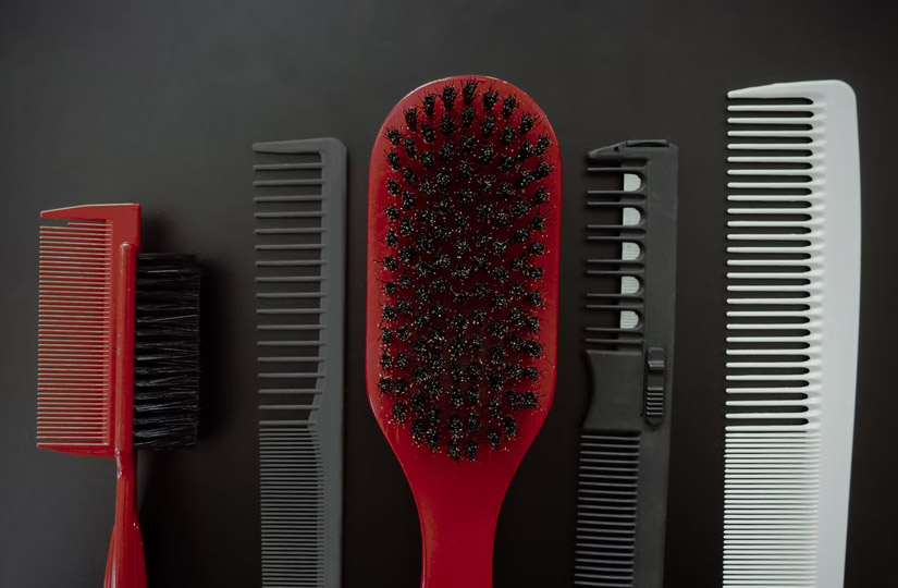 Скільки гребінців має бути в арсеналі жінки, які краще вибрати і як часто їх потрібно міняти: слово стилісту