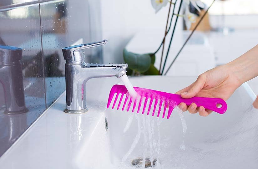 Скільки гребінців має бути в арсеналі жінки, які краще вибрати і як часто їх потрібно міняти: слово стилісту