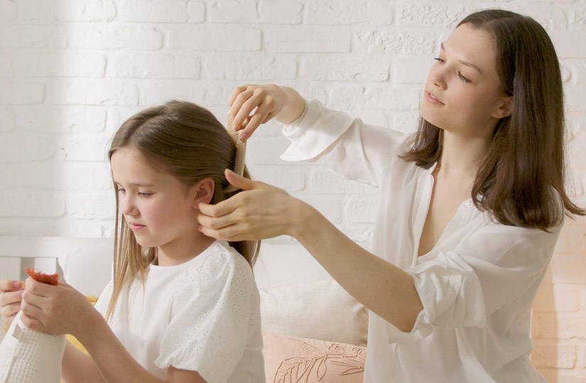 Скільки гребінців має бути в арсеналі жінки, які краще вибрати і як часто їх потрібно міняти: слово стилісту