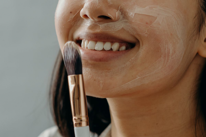 Тональний крем лягає погано: помилки, які ви допускаєте