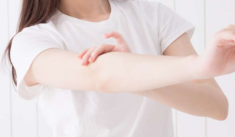 Вдаритися правим ліктем – прикмета