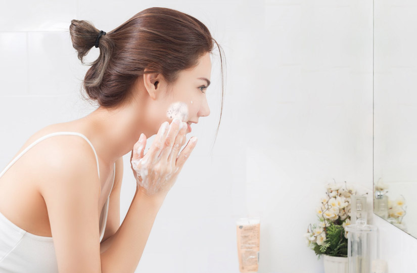 Ластовиння, стрілки та вишневі губи: візажист назвала тренди макіяжу на літо