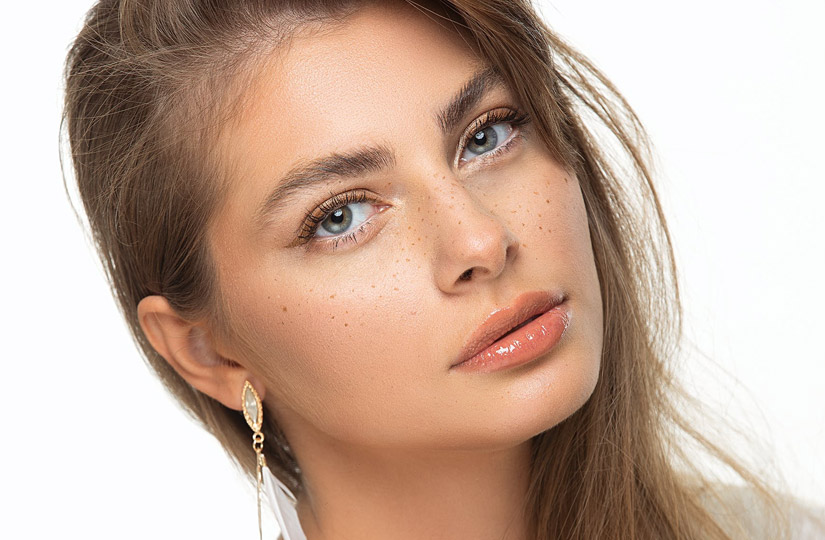 Ластовиння, стрілки та вишневі губи: візажист назвала тренди макіяжу на літо