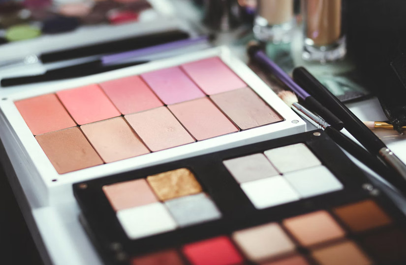 Візажист назвала головні помилки у макіяжі для зелених очей та розповіла, як потрібно фарбуватися блондинкам, брюнеткам та рудим.