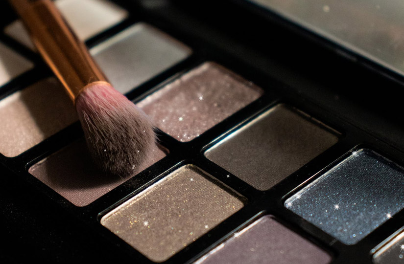 Візажист назвала головні помилки у макіяжі для зелених очей та розповіла, як потрібно фарбуватися блондинкам, брюнеткам та рудим.