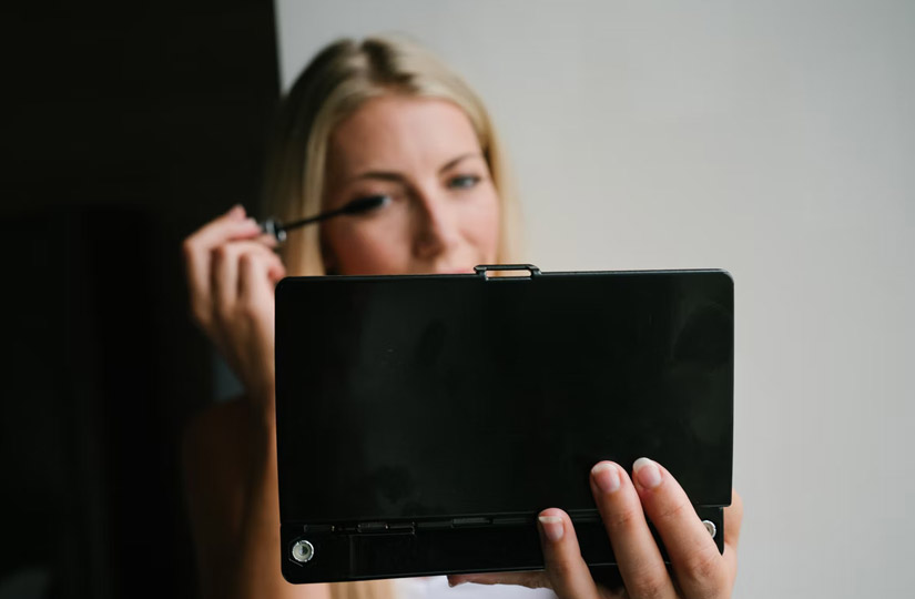 Візажист назвала головні помилки у макіяжі для зелених очей та розповіла, як потрібно фарбуватися блондинкам, брюнеткам та рудим.