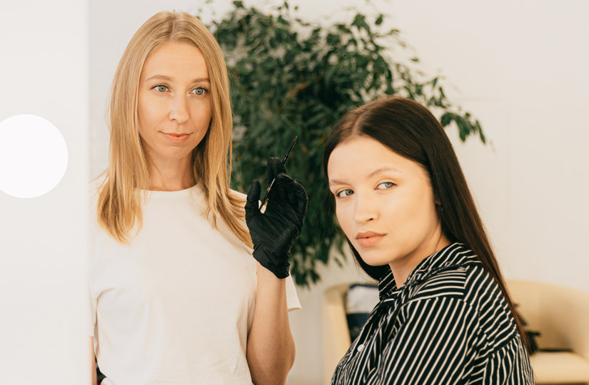 Візажист назвала головні помилки у макіяжі для зелених очей та розповіла, як потрібно фарбуватися блондинкам, брюнеткам та рудим.