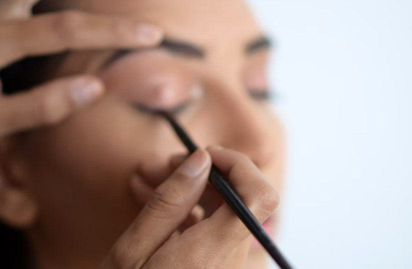 Візажист назвала головні помилки у макіяжі для зелених очей та розповіла, як потрібно фарбуватися блондинкам, брюнеткам та рудим.