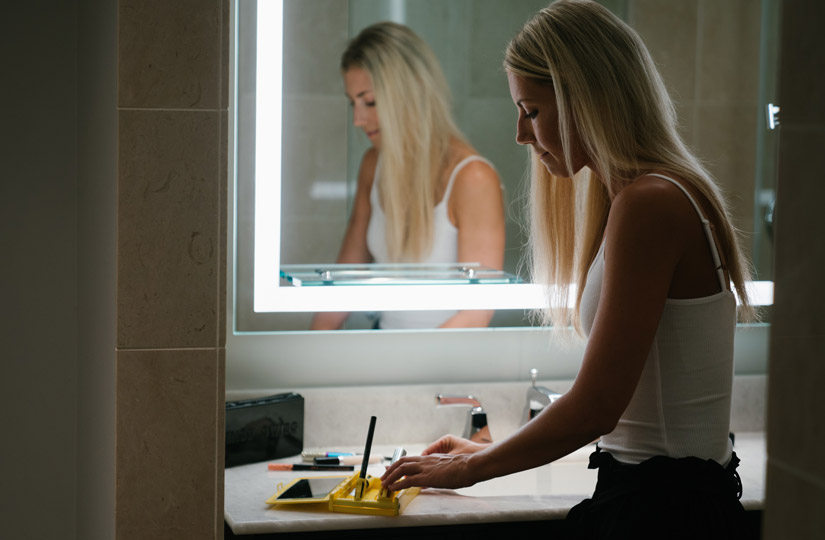 Візажист назвала головні помилки у макіяжі для зелених очей та розповіла, як потрібно фарбуватися блондинкам, брюнеткам та рудим.