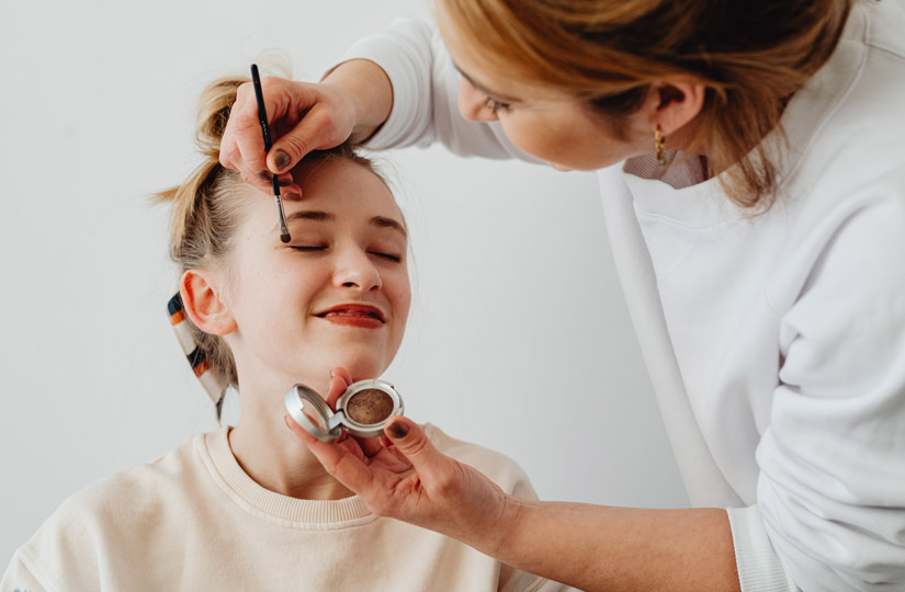 Візажист назвала головні помилки у макіяжі для зелених очей та розповіла, як потрібно фарбуватися блондинкам, брюнеткам та рудим.