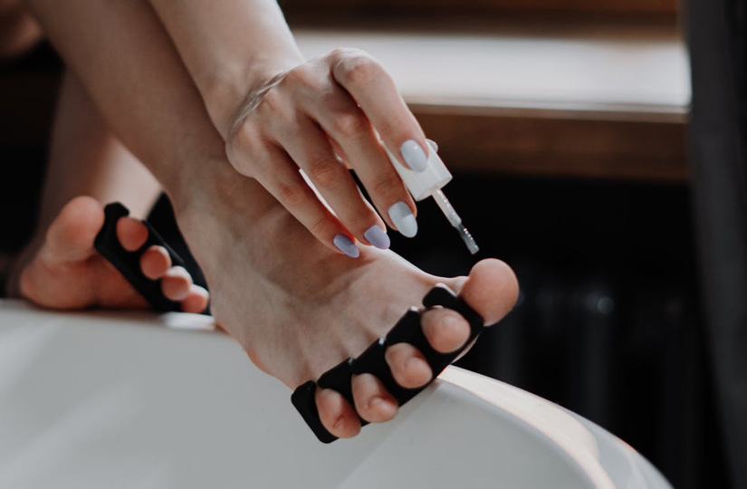 Навіщо використовувати дитячу присипку та тенісний м'ячик для догляду за ногами і як уберегтися влітку від мозолів