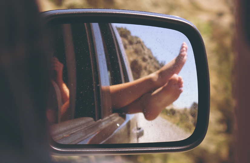 Навіщо використовувати дитячу присипку та тенісний м'ячик для догляду за ногами і як уберегтися влітку від мозолів